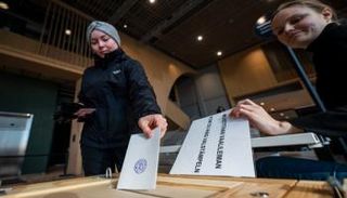 فنلديات يصوت في الانتخابات البرلمانية - الفرنسية