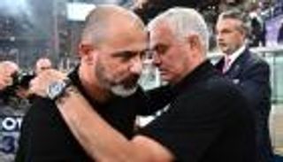 آخرها ضد جمهوره.. لقطات لا تُنسى لـ"مورينيو الإنسان" في ملاعب الكرة (فيديو)