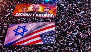 جانب من الاحتجاجات التي اندلعت في مناطق عدة بإسرائيل