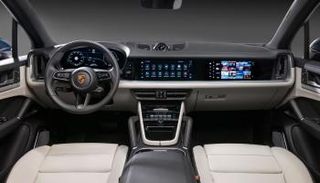 تتميز تجربة قيادة بورشه Cayenne الجديدة بشاشة العرض الرقمية بالكامل
