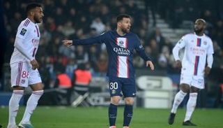 ليونيل ميسي مع جماهير باريس