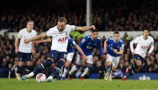 هاري كين يسجل في شباك إيفرتون