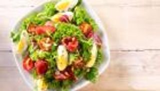 سحور اليوم الرابع عشر من رمضان.. سلطة البيض المسلوق