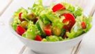 مائدة إفطار صحية.. السلطة الخضراء أهم أطباق رمضان
