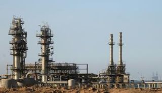 محطة غاز على طريق السويس الصحراوي في مصر - رويترز