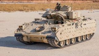 جندي أمريكي على متن دبابة في سوريا