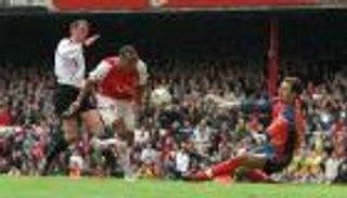 قمم ليفربول وأرسنال في سنوات قنص البريميرليغ.. مفاجآت وانتصارات كبرى