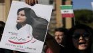 حجاب تحت عيون الكاميرات.. إيران تحمي صورتها الروحية