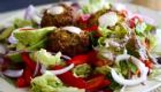 سحور اليوم العشرين من رمضان.. سلطة فلافل سهلة ولذيذة