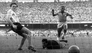 بيليه يسجل ضد الأرجنتين في كوبا أمريكا 59