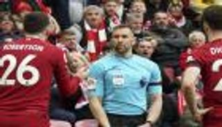 "ضرب لاعب ليفربول".. إيقاف حكم في الدوري الإنجليزي (فيديو)