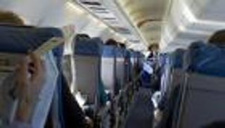 المضغ والبلع.. نصائح ذهبية لحماية الأذن في الرحلات الجوية