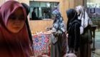 إندونيسية تجوب الموائد الرمضانية بالقاهرة.. تجربة فريدة (صور)