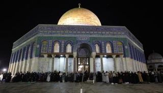 فلسطينيون يؤدون صلاة التراويح بالمسجد الأقصى 