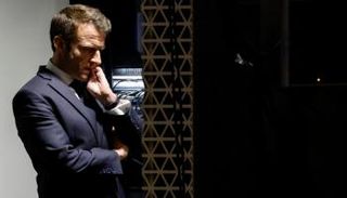 ماكرون بالكواليس قبل إلقاء خطابه