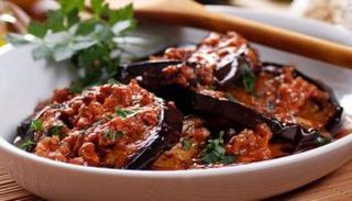 طبق مسقعة باللحم المفروم