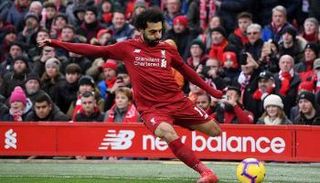 محمد صلاح يسدد ركلة ركنية