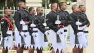 أغرب أزياء جيوش العالم.. تنانير وألوان مثيرة (صور)