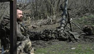 مقاتل إلى جانب القوات الأوكرانية قرب باخموت- أرشيفية