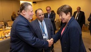 رئيسة صندوق النقد الدولي ومحافظ المركزي المصري وبينهما وزير المالية