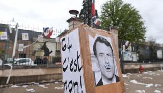 ملصقات على علبة كرتونية رافضة لرفع سن التقاعد