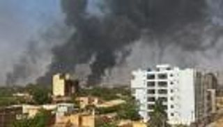 مطاردة "كسرة خبز" بين الانفجارات.. سودانيون يستأنسون "حرب المدن"