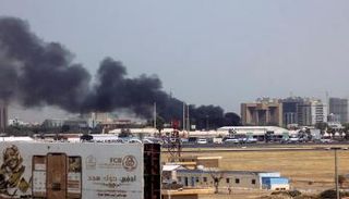 تصاعد دخان كثيف فوق مبان في محيط مطار الخرطوم