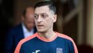 مسعود أوزيل من الكرة إلى السياسة.. كواليس مثيرة للقصة