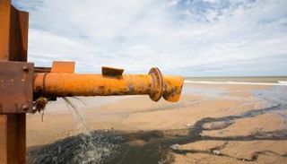 تصريف مياه الصرف الصحي في البحر