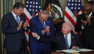 بايدن يوقع قانون خفض التضخم - رويترز