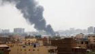 رباعية الاشتباكات بالسودان.. تدافع على سلالم القصر وبحث عن هدنة