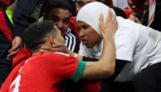 أشرف حكيمي ووالدته