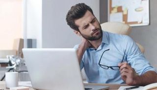 الجلوس الطويل أمام اللاب توب قد يصيب البعض بآلام الرقبة- أرشيفية