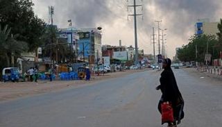 أعمدة الدخان تتصاعد في الخرطوم