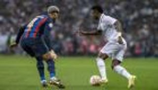 الحل في إنجلترا.. أزمة فنية تشعل صراعا بين ريال مدريد وبرشلونة