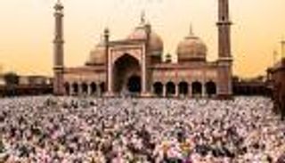 دار الإفتاء تجيب عن حكم صلاة الجمعة يوم العيد.. فرض أم سنة؟
