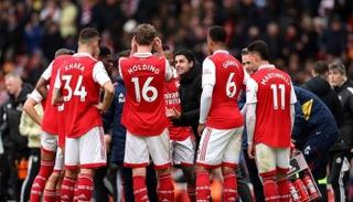 ميكيل أرتيتا مع لاعبي أرسنال