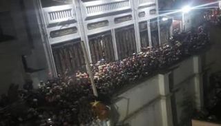 حشود من اليمنيين في انتظار الزكاة قبل وقوع المجزرة