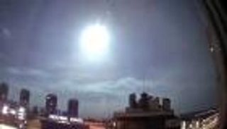 زائر من خارج الكوكب يرعب سكان كييف.. فيديو