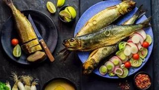 أطباق من الرنجة والبصل والليمون