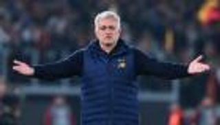 سبب غريب.. لماذا اكتسى رأس مورينيو بالشعر الأبيض؟