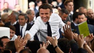 الرئيس الفرنسي إيمانويل ماكرون وسط أنصاره 