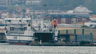 جانب من عمليات شحن الدبابات الإسبانية لنقلها إلى أوكرانيا