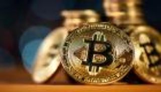 أسعار العملات الرقمية.. بيتكوين تواصل الهبوط الحر وتخسر 10% من قيمتها