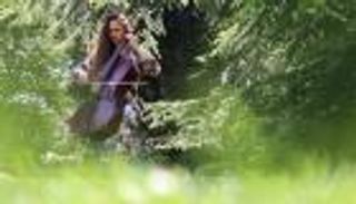 تحافظ على الأشجار بالموسيقى.. عازفة تشيللو فرنسية تعزف في الغابات لحماية البيئة