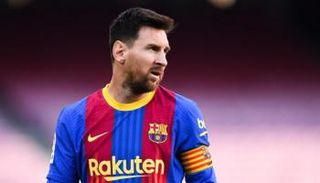 ليونيل ميسي قائد برشلونة السابق