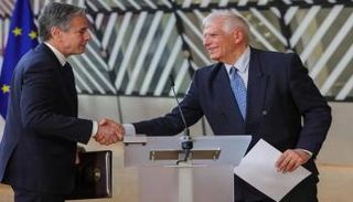 وزير خارجية أمريكا بلينكن يصافح مسؤول السياسة الخارجية بالاتحاد الأوروبي بوريل 