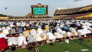 مسلمون يؤدون الصلاة في ملعب هنتنغتون بمدينة مينيابوليس