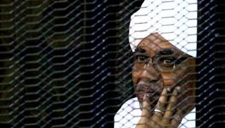 الرئيس السوداني المعزول عمر البشيرِ خلال محاكمته