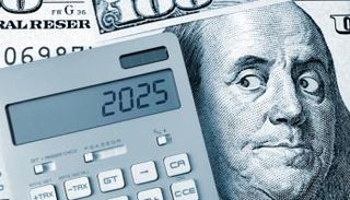 هل يتخلى الدولار عن عرش أقوى العملات قريبا؟